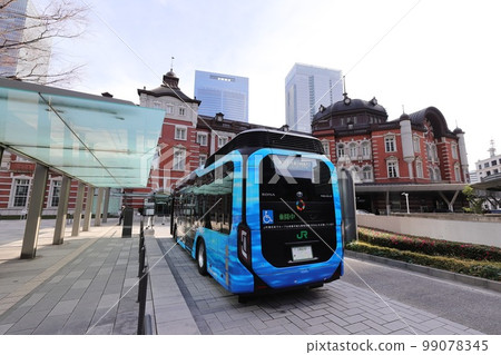 Chiyoda Ward, Tokyo JR Takeshiba Hydrogen Shuttle Bus stopping in front of Tokyo Station 99078345