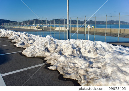 停車場角落裡堆積了一堆雪 停車場角落裡堆積了一堆雪 99078403