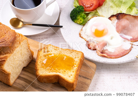 火腿雞蛋和羊角麵包 火腿雞蛋和羊角麵包 99078407