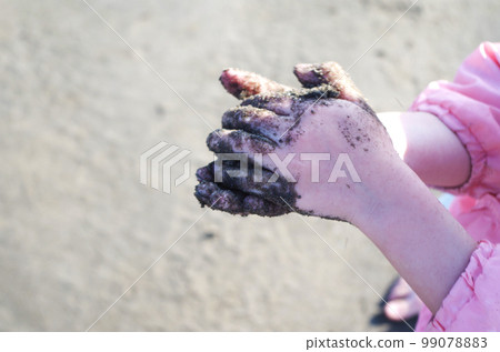手在沙子裡玩 手在沙子裡玩 99078883