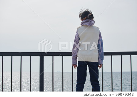 冬季海岸堤防看海的小學生背影 冬季海岸堤防看海的小學生背影 99079348