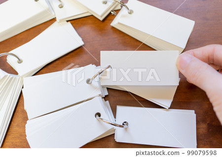 隨意放在桌子上的空白單詞卡 99079598