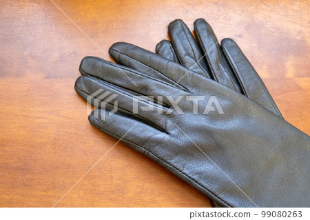 Close-up of women's leather gloves 99080263