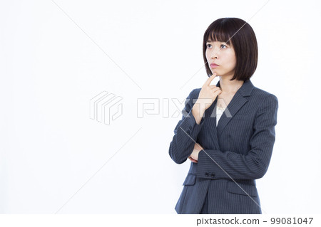 一個三十多歲的女商人擔心 99081047