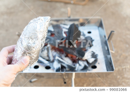 Charcoal-grilled sweet potato Charcoal-grilled sweet potato 99081066