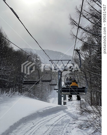 boarder on the lift 99081487