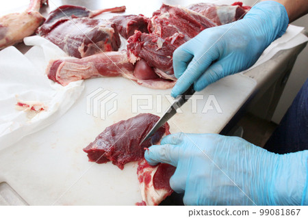 Man's hand dismantling venison Gibier Hunting Professional Judgment Meat Man's hand dismantling venison Gibier Hunting Professional Judgment Meat 99081867