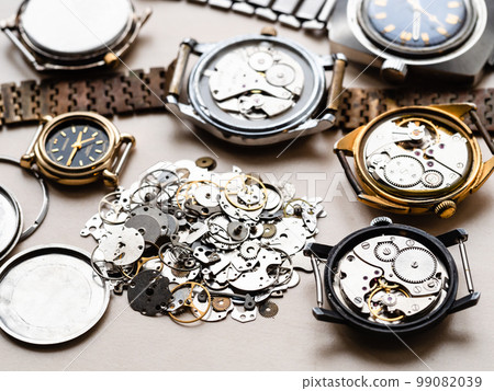 pile of old spare parts and mechanical watches 99082039