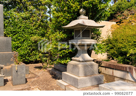 Grave with a large stone lantern 99082077