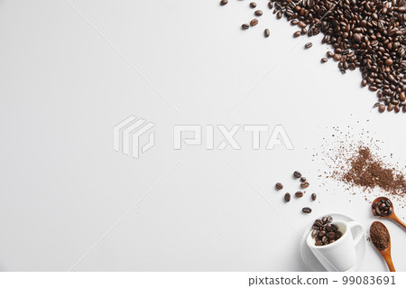 用新鮮烘焙的咖啡豆沖泡的咖啡 99083691
