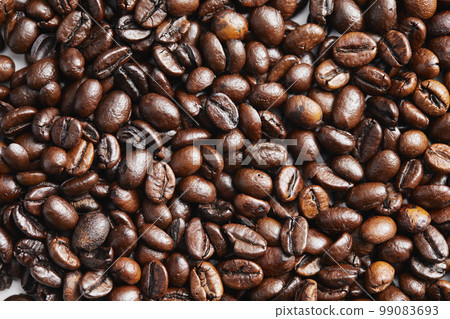 Coffee brewed from freshly roasted beans 99083693