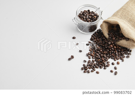 用新鮮烘焙的咖啡豆沖泡的咖啡 用新鮮烘焙的咖啡豆沖泡的咖啡 99083702