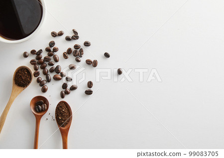 Coffee brewed from freshly roasted beans 99083705