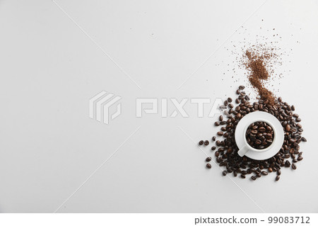 Coffee brewed from freshly roasted beans 99083712