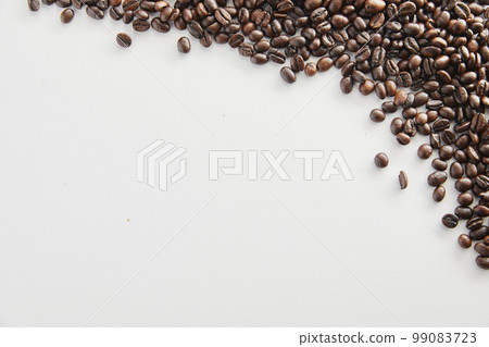 Coffee brewed from freshly roasted beans 99083723