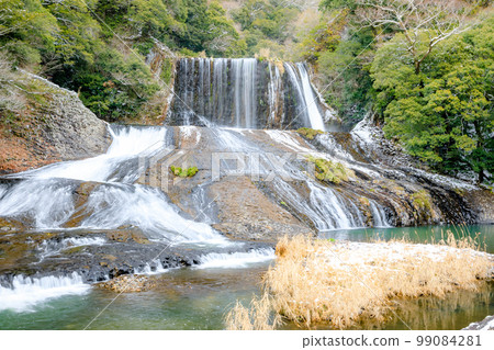 Ryumon Falls in winter, Kusu District, Oita Prefecture 99084281