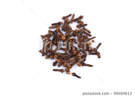 Cloves isolated on white background 99084613