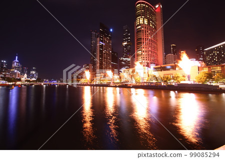 澳大利亞墨爾本亞拉河沿岸的火焰夜間 澳大利亞墨爾本亞拉河沿岸的火焰夜間 99085294