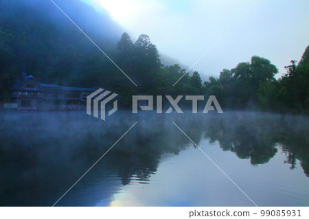 Lake Kinrin with morning mist (Yufuin) Lake Kinrin with morning mist (Yufuin) 99085931