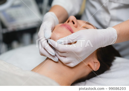 Face beauty massage in salon close up Face beauty massage in salon close up 99086203