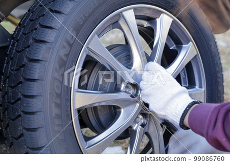 Replacing winter tires of a private car (studless tires) Replacing winter tires of a private car (studless tires) 99086760