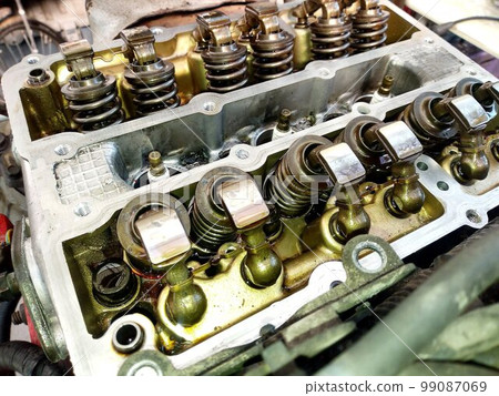 Removed the cam cover of the rocker arm drive type DOHC engine...cylinder head 99087069