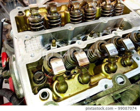 Removed the cam cover of the rocker arm drive type DOHC engine...cylinder head Removed the cam cover of the rocker arm drive type DOHC engine...cylinder head 99087074