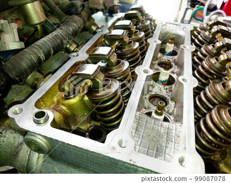 Removed the cam cover of the rocker arm drive type DOHC engine...cylinder head 99087078
