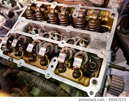 Removed the cam cover of the rocker arm drive type DOHC engine...cylinder head 99087079