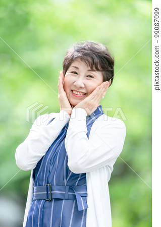 Senior woman portrait 99087099