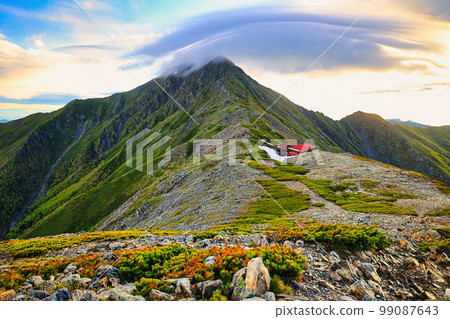 日出時的北岳和北嶽山間小屋 99087643