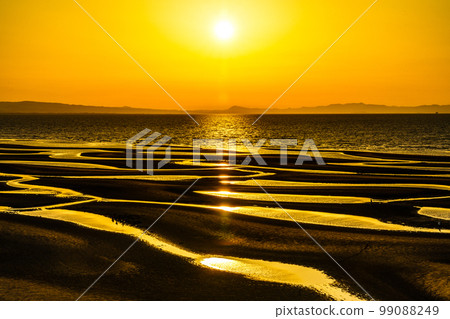 大分縣豐後高田市馬塔瑪海灘的日落和潮灘 99088249