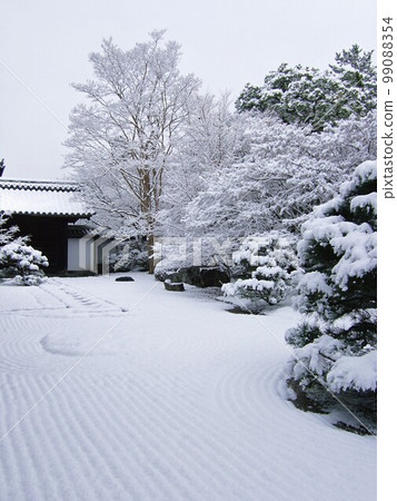 Snow scene of Tenju-an Temple in Nanzenji Temple, Kyoto Snow scene of Tenju-an Temple in Nanzenji Temple, Kyoto 99088354