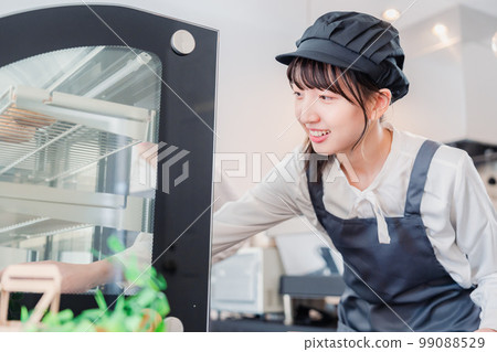 年輕店員在陳列櫃中安排產品 99088529