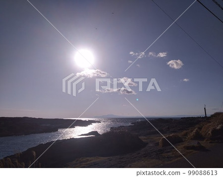 The sound of waves shining in the clear sky 99088613