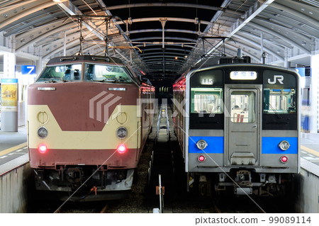 443 系列和 121 系列列車在高松站排隊 99089114