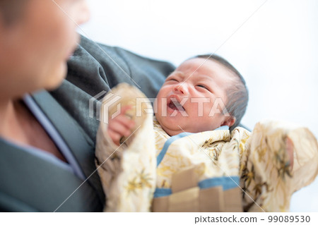 參拜當天穿著和服哭泣的嬰兒被父親抱在懷裡 參拜當天穿著和服哭泣的嬰兒被父親抱在懷裡 99089530
