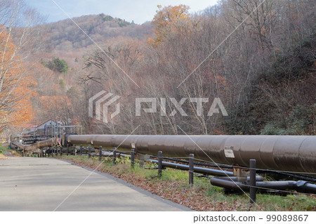 Pipes from geothermal wells for geothermal power generation (Matsukawa Geothermal Power Station, Hachimantai City, Iwate Prefecture) 99089867