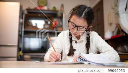 girl studying hard 99090053