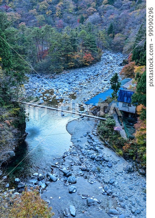 【岐阜】 透明度高的付地川和付地峽閃耀著翠綠色,美得讓人心曠神怡,岩魚也很好吃。 【岐阜】 透明度高的付地川和付地峽閃耀著翠綠色,美得讓人心曠神怡,岩魚也很好吃。 99090296