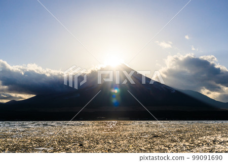 Diamond Fuji seen from Lake Yamanaka with ice floating on the surface of the lake 99091690