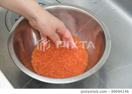 [Rinse the loosened raw salmon roe to make salmon roe marinated in soy sauce] 99094146