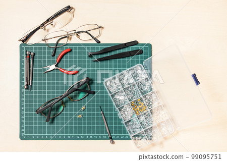 top view of kit for replacement of glasses nosepad 99095751