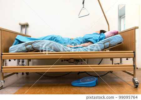 curved electric hospital bed with patient at home 99095764