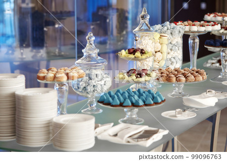 buffet cupcakes sweets 99096763