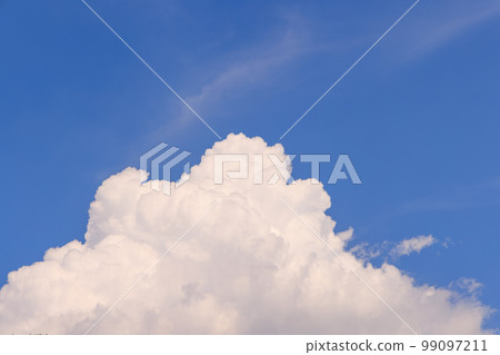 煮沸在藍天的白色雲彩 煮沸在藍天的白色雲彩 99097211