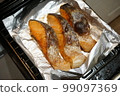 Salmon grilled using grilled fish foil 99097369
