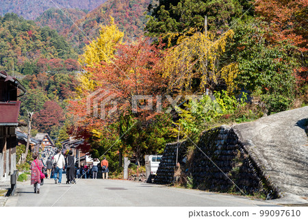 [白川鄉]紅葉盛開和合掌造村落漫步 99097610