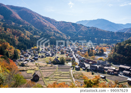 [白川鄉]從展望台看到的紅葉和合掌屋 99097629