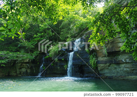 Mizuochi Falls, Iriomote Island, Okinawa Prefecture Mizuochi Falls, Iriomote Island, Okinawa Prefecture 99097721